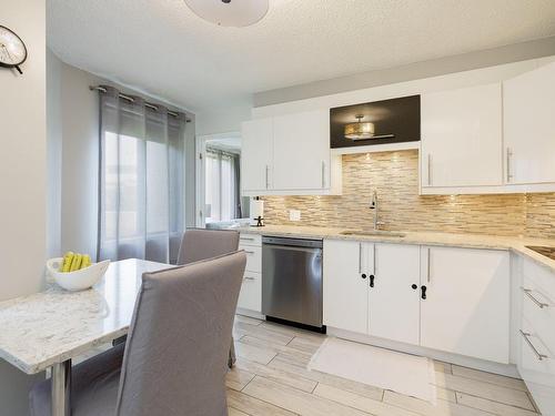 Cuisine - 104-21 Ch. Du Bord-Du-Lac-Lakeshore, Pointe-Claire, QC - Indoor Photo Showing Kitchen With Upgraded Kitchen