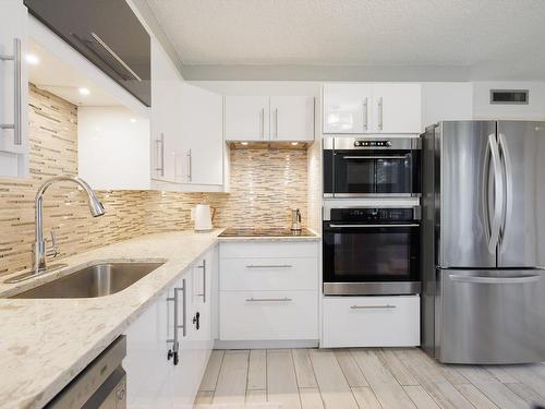 Cuisine - 104-21 Ch. Du Bord-Du-Lac-Lakeshore, Pointe-Claire, QC - Indoor Photo Showing Kitchen With Upgraded Kitchen