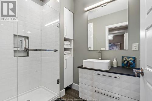 911 Jarvis Avenue, Windsor, ON - Indoor Photo Showing Bathroom