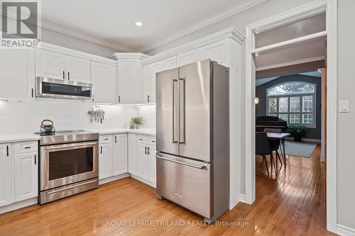 26 Blue Heron Drive, Middlesex Centre, ON - Indoor Photo Showing Kitchen With Upgraded Kitchen