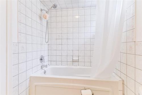 272 Rexford Drive, Hamilton, ON - Indoor Photo Showing Bathroom