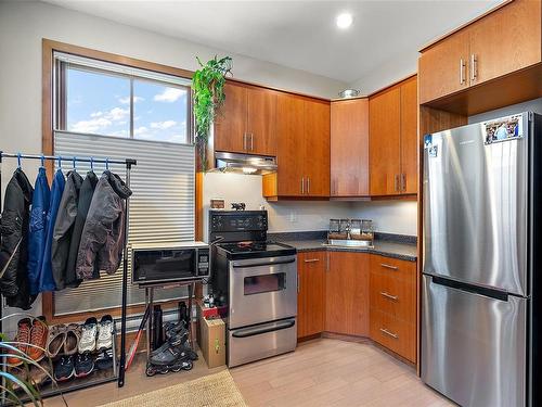 2-338 Dallas Rd, Victoria, BC - Indoor Photo Showing Kitchen