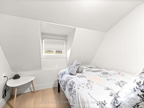 15-1479 County Rd, Prince Edward County, ON - Indoor Photo Showing Bedroom