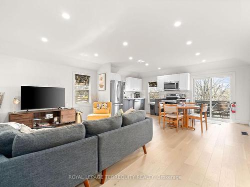 15-1479 County Rd, Prince Edward County, ON - Indoor Photo Showing Living Room