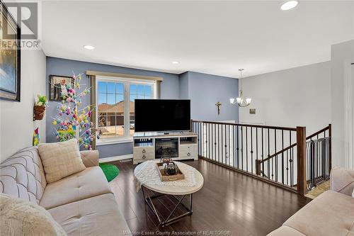 1133 Thunderbay Avenue, Windsor, ON - Indoor Photo Showing Living Room