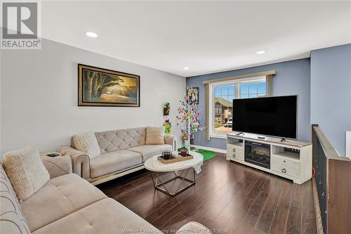 1133 Thunderbay Avenue, Windsor, ON - Indoor Photo Showing Living Room