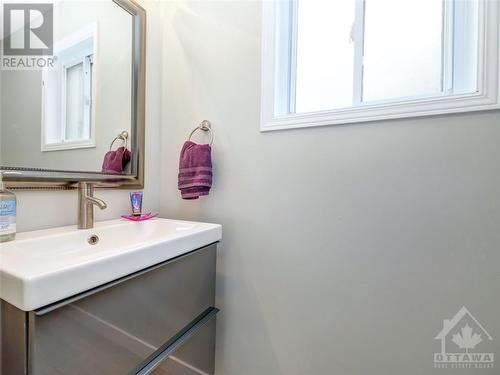 Main floor powder rm - 678 Farmbrook Crescent, Ottawa, ON - Indoor Photo Showing Bathroom