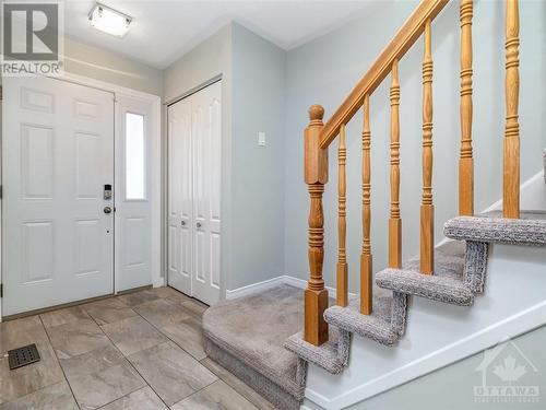 Spacious foyer - 678 Farmbrook Crescent, Ottawa, ON - Indoor Photo Showing Other Room