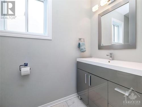 678 Farmbrook Crescent, Ottawa, ON - Indoor Photo Showing Bathroom