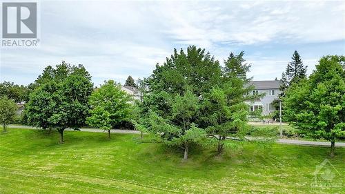 Backing on the park - 678 Farmbrook Crescent, Ottawa, ON - Outdoor