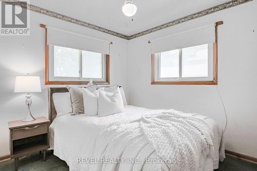 16 Riverview Road, Kawartha Lakes, ON - Indoor Photo Showing Bedroom