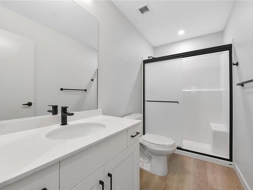 512-2469 Gateway Rd, Langford, BC - Indoor Photo Showing Bathroom