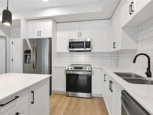 512-2469 Gateway Rd, Langford, BC - Indoor Photo Showing Kitchen With Double Sink With Upgraded Kitchen