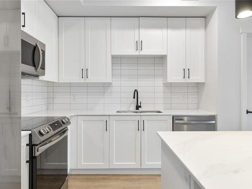 512-2469 Gateway Rd, Langford, BC - Indoor Photo Showing Kitchen With Double Sink With Upgraded Kitchen