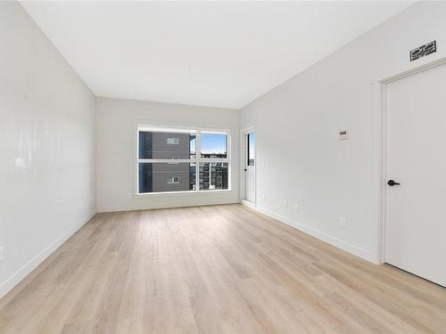 512-2469 Gateway Rd, Langford, BC - Indoor Photo Showing Living Room