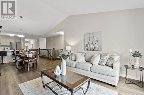 8 Hawthorn Avenue, Thorold, ON - Indoor Photo Showing Living Room