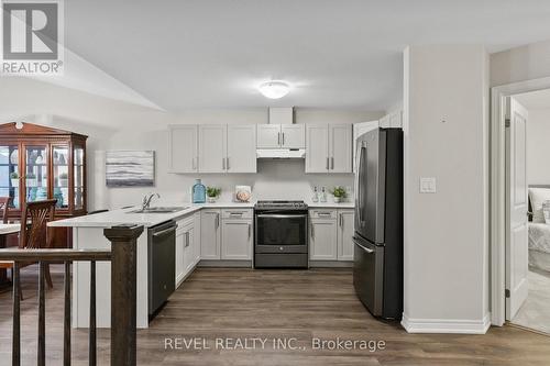 8 Hawthorn Avenue, Thorold, ON - Indoor Photo Showing Kitchen
