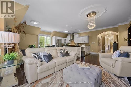 6671 Concession 1 Road, Puslinch, ON - Indoor Photo Showing Living Room