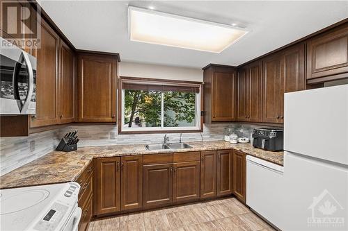 116 Mcconnell Lane, Ottawa, ON - Indoor Photo Showing Kitchen With Double Sink