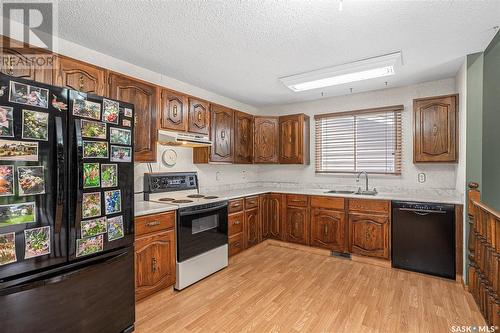 414 Haight Crescent, Saskatoon, SK - Indoor Photo Showing Kitchen With Double Sink