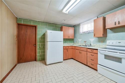 28 Nugent Drive, Hamilton, ON - Indoor Photo Showing Kitchen With Double Sink