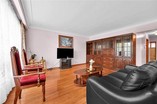 28 Nugent Drive, Hamilton, ON - Indoor Photo Showing Living Room