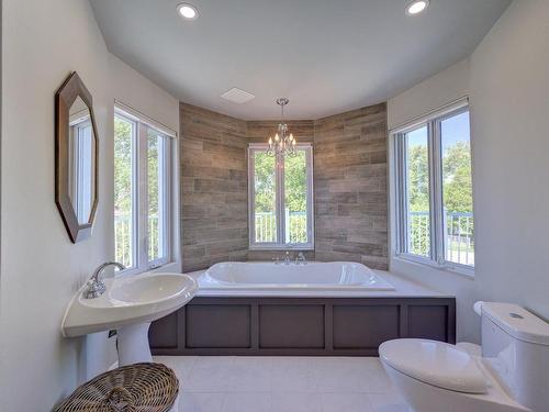 Ensuite bathroom - 361 Boul. De La Chapelle, Pointe-Calumet, QC - Indoor Photo Showing Bathroom