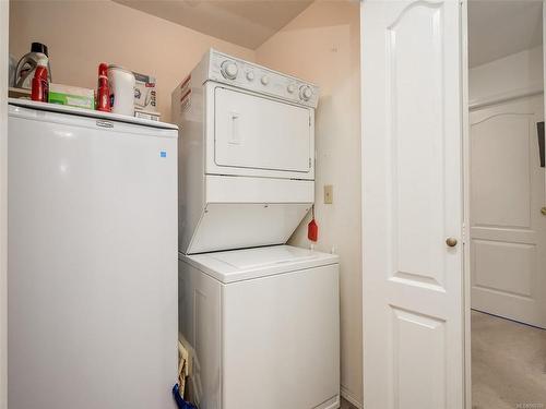 305-254 First St, Duncan, BC - Indoor Photo Showing Laundry Room