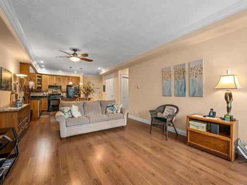 311-3666 Royal Vista Way, Courtenay, BC - Indoor Photo Showing Living Room