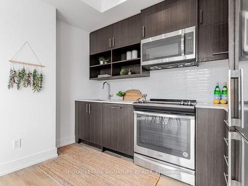 205-128 Fairview Mall Dr, Toronto, ON - Indoor Photo Showing Kitchen