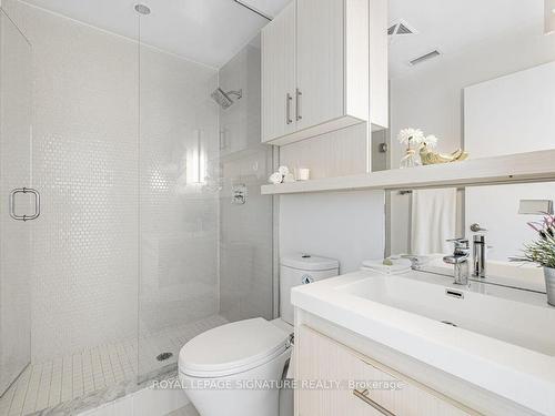 205-128 Fairview Mall Dr, Toronto, ON - Indoor Photo Showing Bathroom