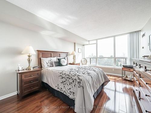 401-12 Laurelcrest St, Brampton, ON - Indoor Photo Showing Living Room