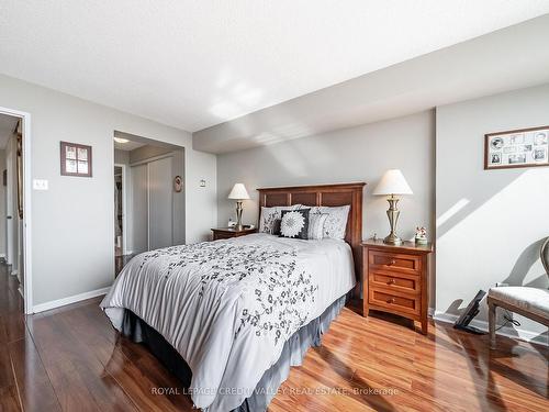 401-12 Laurelcrest St, Brampton, ON - Indoor Photo Showing Living Room