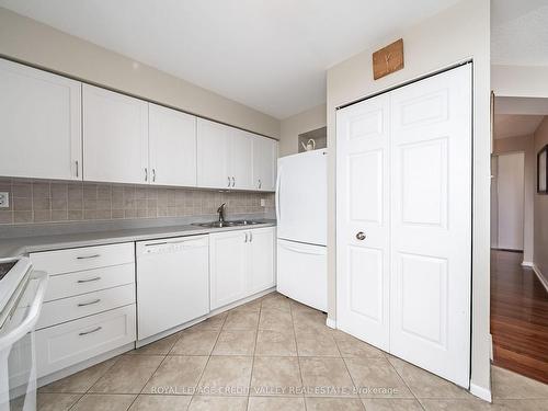 401-12 Laurelcrest St, Brampton, ON - Indoor Photo Showing Kitchen With Double Sink
