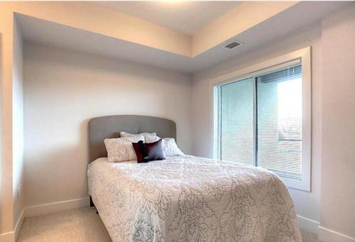 211-4380 Lakeshore Road, Kelowna, BC - Indoor Photo Showing Bedroom
