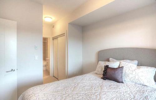 211-4380 Lakeshore Road, Kelowna, BC - Indoor Photo Showing Bedroom