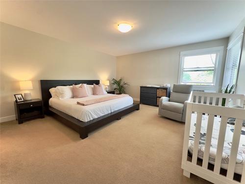 207-3350 Woodsdale Road, Lake Country, BC - Indoor Photo Showing Bedroom