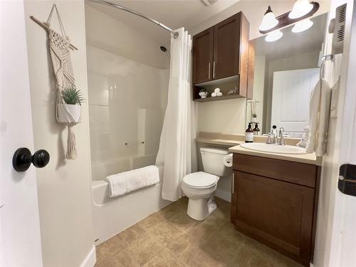 207-3350 Woodsdale Road, Lake Country, BC - Indoor Photo Showing Bathroom