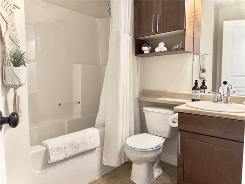 207-3350 Woodsdale Road, Lake Country, BC - Indoor Photo Showing Bathroom