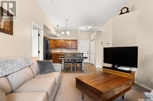 402E 1300 Stockton Street N, Regina, SK - Indoor Photo Showing Living Room
