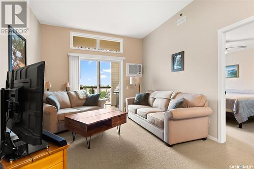 402E 1300 Stockton Street N, Regina, SK - Indoor Photo Showing Living Room