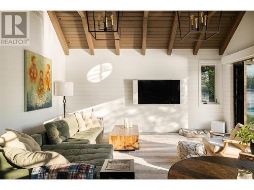 12407 Coldstream Creek Road, Coldstream, BC - Indoor Photo Showing Living Room