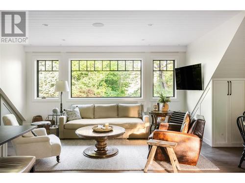 12407 Coldstream Creek Road, Coldstream, BC - Indoor Photo Showing Living Room