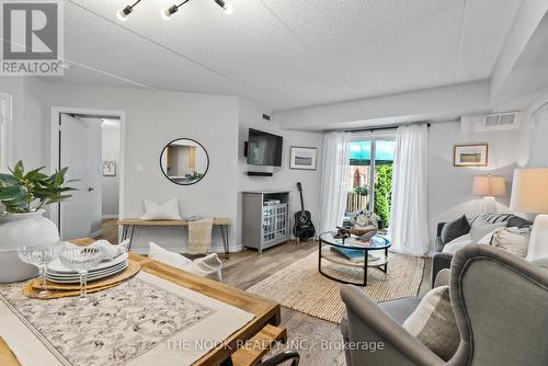 101 - 95 Wellington Street, Clarington, ON - Indoor Photo Showing Living Room