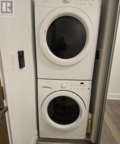 605 - 200 Bloor Street W, Toronto, ON - Indoor Photo Showing Laundry Room