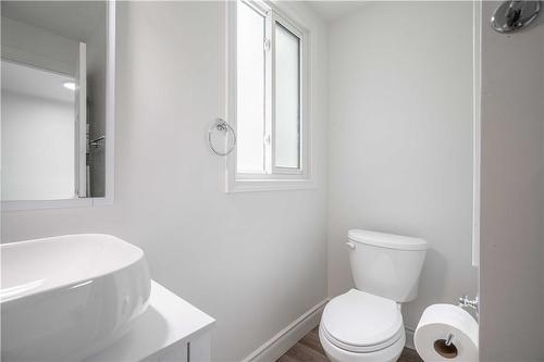 27 East 26Th Street, Hamilton, ON - Indoor Photo Showing Bathroom