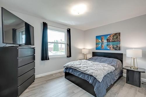 2334 Prospect Street, Burlington, ON - Indoor Photo Showing Bedroom