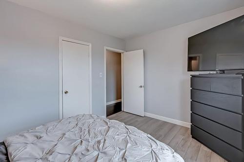 2334 Prospect Street, Burlington, ON - Indoor Photo Showing Bedroom