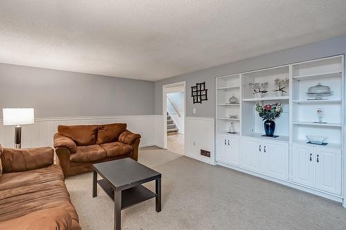 2334 Prospect Street, Burlington, ON - Indoor Photo Showing Living Room