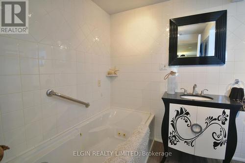 366 Burlington Crescent, London, ON - Indoor Photo Showing Bathroom